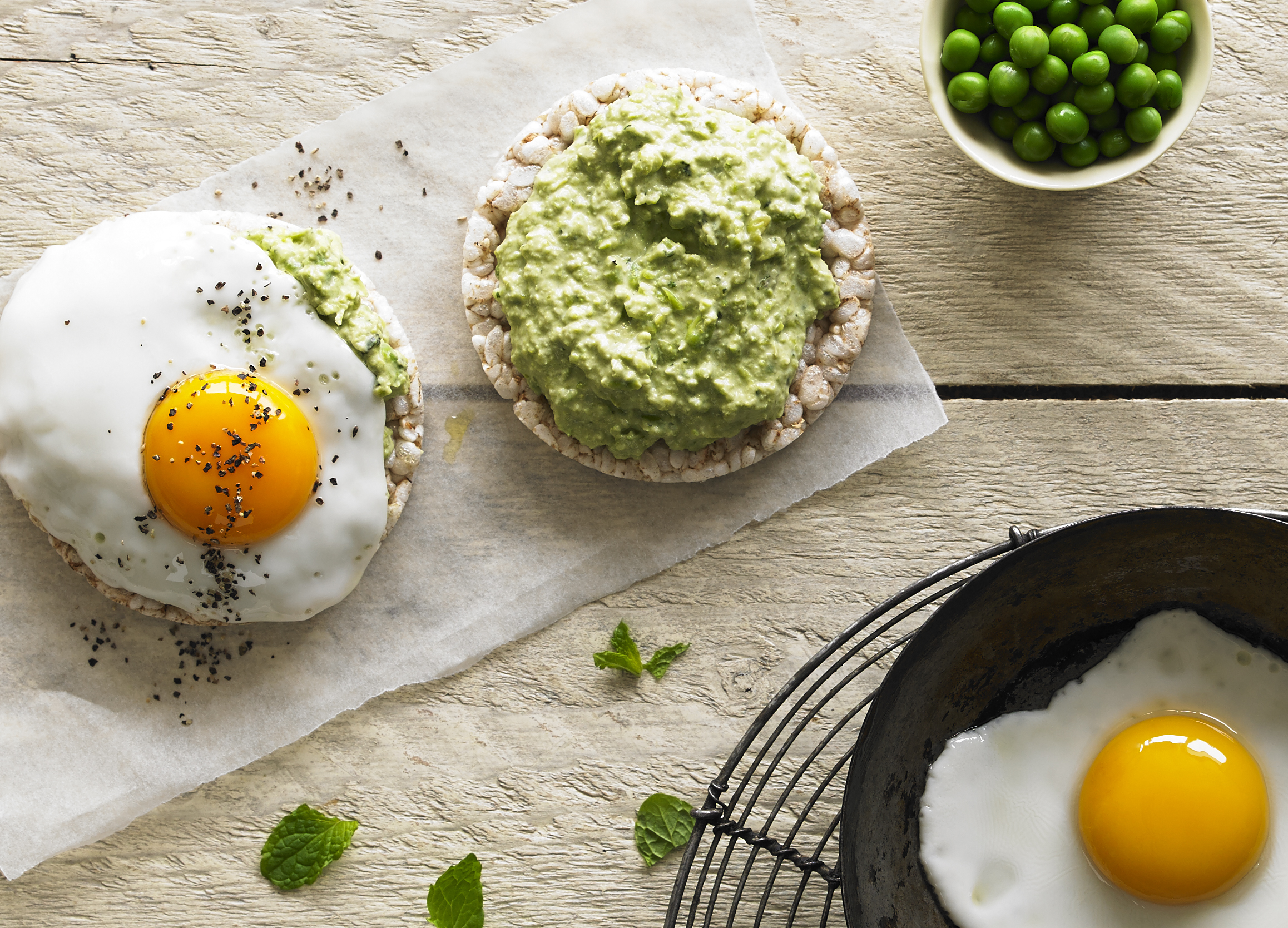 Easy peasy pea purée with fried egg – Kallo