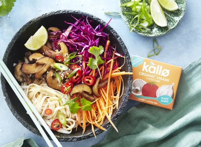 Shiitake mushroom udon noodle and colourful veg bowl