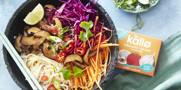 Shiitake mushroom udon noodle and colourful veg bowl